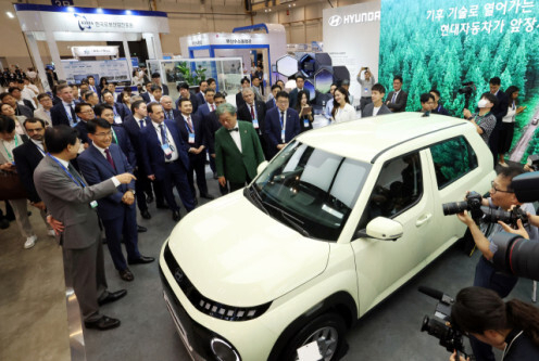 오는 25∼29일 부산에서 전 세계 에너지 리더들이 한자리에 모이는 ‘에너지 슈퍼 위크’가 펼쳐진다. 2024년 9월 4일 부산 벡스코에서 개막한 ‘2024 기후산업국제박람회’에서 내빈과 관람객들이 현대자동차 부스의 전기자동차를 살펴보고 있다. 정종회 기자 jjh@