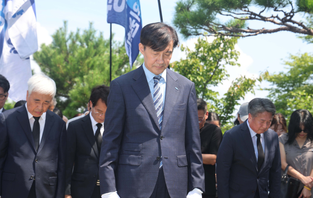 조국혁신당 조국 전 대표가 24일 오전 부산 중구 부산민주공원을 찾아 참배하고 있다. 이재찬 기자 chan@