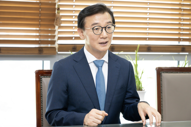 지난 22일 정부세종청사 해양수산부 장관 집무실에서 <부산일보>와 인터뷰 중인 전재수 해수부 장관. 해수부 제공