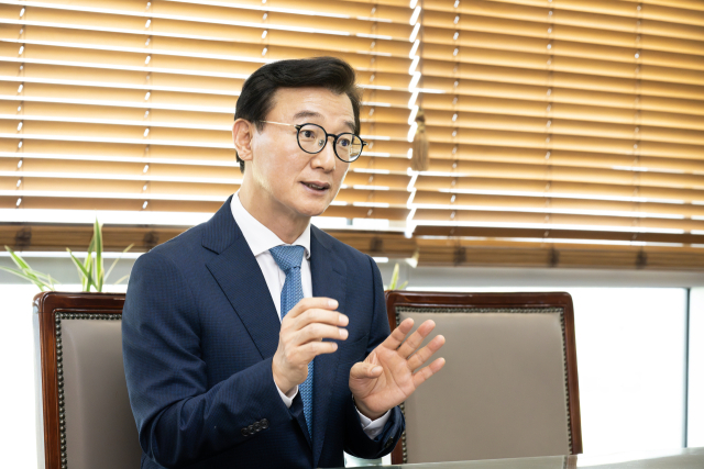 지난 22일 정부세종청사 해양수산부 장관 집무실에서 <부산일보>와 인터뷰 중인 전재수 해수부 장관. 해수부 제공