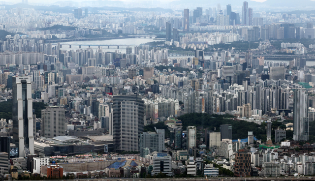 서울 송파구 롯데월드타워 전망대 서울스카이에서 바라본 서울 시내 아파트 및 빌라단지의 모습. 연합뉴스