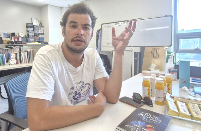 부산에서 열린 제4회 하나뿐인지구영상제 초청으로 처음 한국을 찾은 파울루 카르네이루 감독. 그의 작품 '사바나와 산'(좋은 마을, 나쁜 자본, 그리고 산)은 리튬광산 개발에 맞서는 포르투갈 산골 마을의 이야기를 다룬 다큐멘터리이다. 김희돈 기자