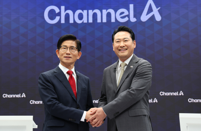 국민의힘 당 대표 선거 결선에 진출한 김문수·장동혁 후보가 23일 서울 채널A 광화문 스튜디오에서 열린 방송토론회에서 기념촬영을 하고 있다. 연합뉴스