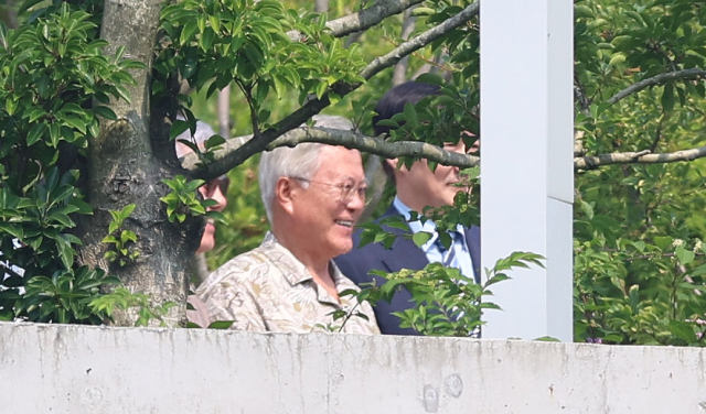 문재인 전 대통령과 조국혁신당 조국 혁신정책연구위원장이 24일 오후 경남 양산시 하북면 평산마을 문 전 대통령 사저에서 기념 촬영하고 있다. 문 전 대통령 오른쪽이 조 위원장. 연합뉴스