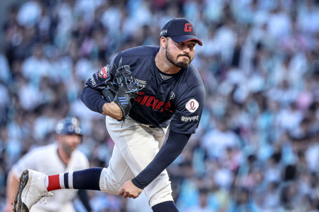 롯데 자이언츠 선발투수 알렉 감보아가 지난 23일 2025 프로야구 NC 다이노스전에서 역투하고 있다. 롯데 자이언츠 제공