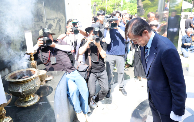 조국혁신당 조국 전 대표가 24일 부산 중구 부산민주공원을 찾아 참배하고 있다. 부산민주공원은 조 전 대표가 조국혁신당 창당 선언을 한 장소다. 연합뉴스