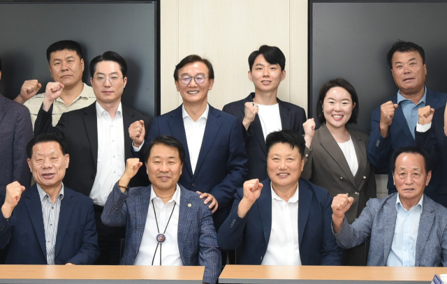 전재수(뒷줄 왼쪽 세 번째) 해수부 장관이 지난 22일 선원노련과의 간담회 참석자들과 함께 화이팅을 외치고 있다. 선원노련 제공