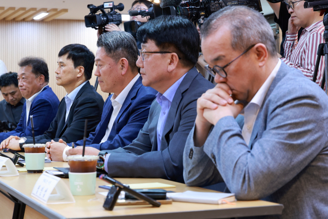 24일 국회 본회의에서 노란봉투법이 통과되자 민주노총 양경수 위원장과 조합원, 진보당 당원들이 기뻐하고 있다(위). 지난 21일 기아, 포스코, 현대제철 등의 CEO들이 고용노동부 차관으로부터 법안에 대한 설명을 듣는 모습. 연합뉴스