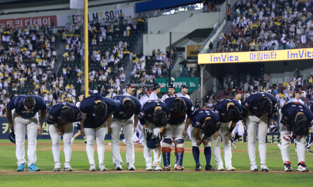 롯데 자이언츠 선수들이 10연패 후 지난 21일 서울 잠실야구장에서 열린 2025 프로야구 LG 트윈스의 경기에서 6-6으로 무승부를 기록한 뒤 팬들에게 아쉬운 인사를 하고 있다. 연합뉴스