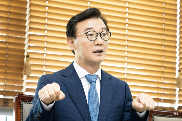 지난 22일 정부세종청사 해양수산부 장관 집무실에서 <부산일보>와 인터뷰 중인 전재수 해수부 장관. 해수부 제공