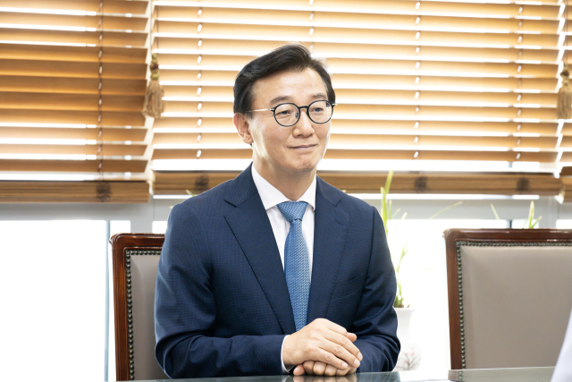 지난 22일 정부세종청사에서 <부산일보>와 인터뷰 중인 전재수 해수부 장관. 해수부 제공