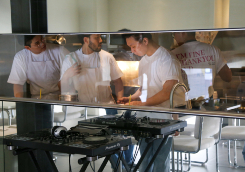 7월 25일 부산 수영구 민락동 아웃트로바이비토에서 소공간과 코듀로이 펠라즈 등 세 곳의 협업으로 두 번째 파도가 열리고 있다. 다시부산 제공