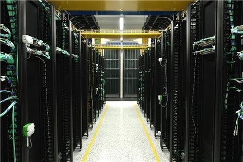 인공지능(AI) 시대 통신 트래픽이 급증할 것에 대비해 국가 통신망의 근간인 '백본망' 수용 용량이 2030년까지 지금의 4배 이상으로 커진다. 사진은 국가 AI 데이터센터 내부 서버실. NHN 제공