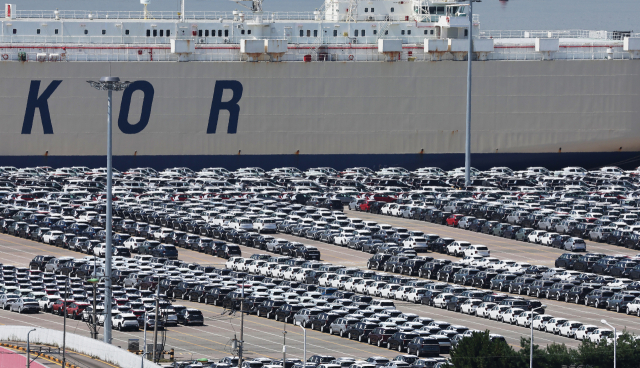 24일 경기도 평택항에 수출용 차량이 세워져 있다. 미국 현지 생산과 판매 감소 여파로 지난달 한국의 대미 전기차 수출이 작년 같은 달 대비 100% 가까이 감소한 것으로 나타났다. 연합뉴스