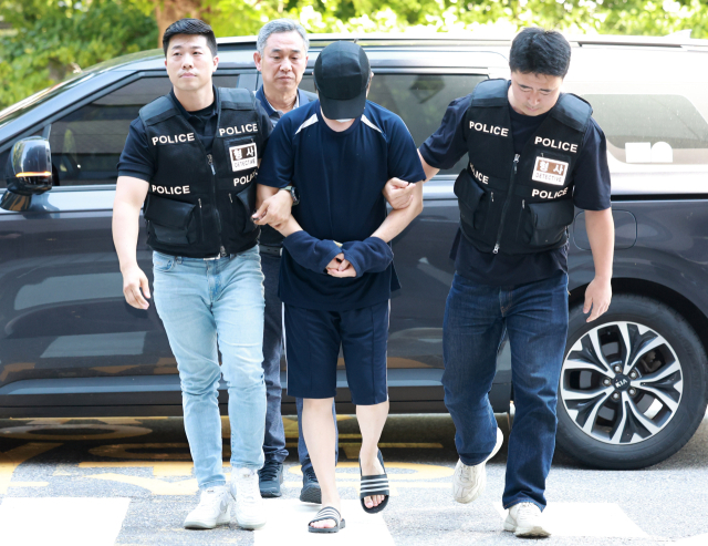 사망자가 착용하고 있던 금목걸이를 훔친 혐의를 받는 검시 조사관이 24일 오후 구속 전 피의자 심문(영장실질심사)을 받기 위해 인천지법으로 들어서고 있다. 연합뉴스