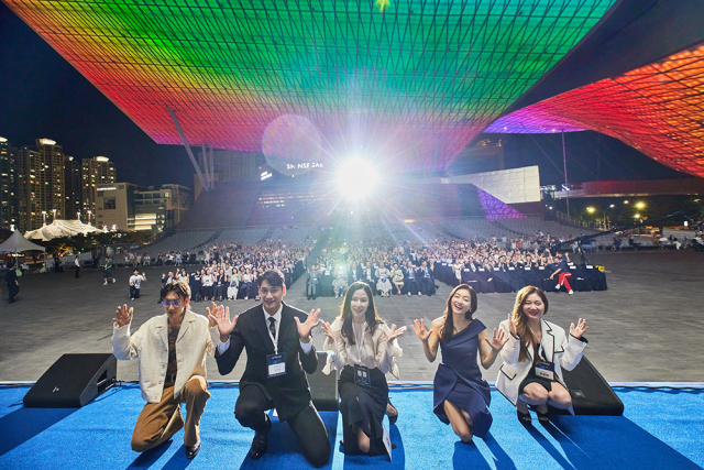 지난 21일 부산 해운대구 영화의전당 야외극장에서 열린 제4회 하나뿐인지구영상제 개막식에 참석한 셀럽들이 환경보호 실천을 다짐하며 관객들을 배경으로 기념촬영을 하고 있다. 왼쪽부터 가수 제이통, 김요한 대한배구협회 이사, 공현주·박진희 배우, 이유정 공동집행위원장. (사)자연의권리찾기 제공