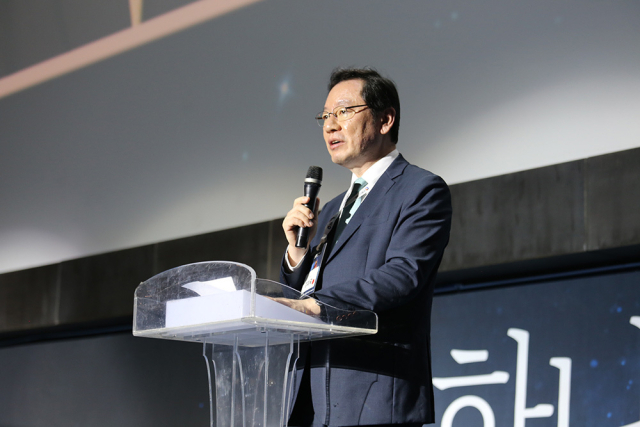 지난 21일 부산 해운대구 영화의전당 야외극장에서 열린 제4회 하나뿐인지구영상제 개막식에서 장제국((사)자연의권리찾기 이사장) 조직위원장이 개막선언을 하고 있다. (사)자연의권리찾기 제공