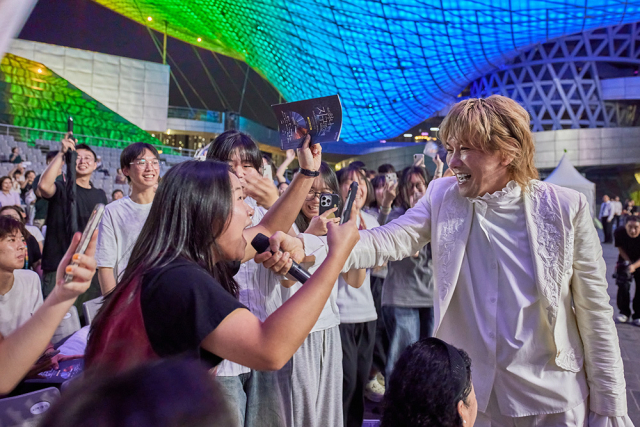 지난 21일 부산 해운대구 영화의전당 야외극장에서 열린 제4회 하나뿐인지구영상제 개막식에서 가수 김장훈이 축하공연을 하고 있다. (사)자연의권리찾기 제공