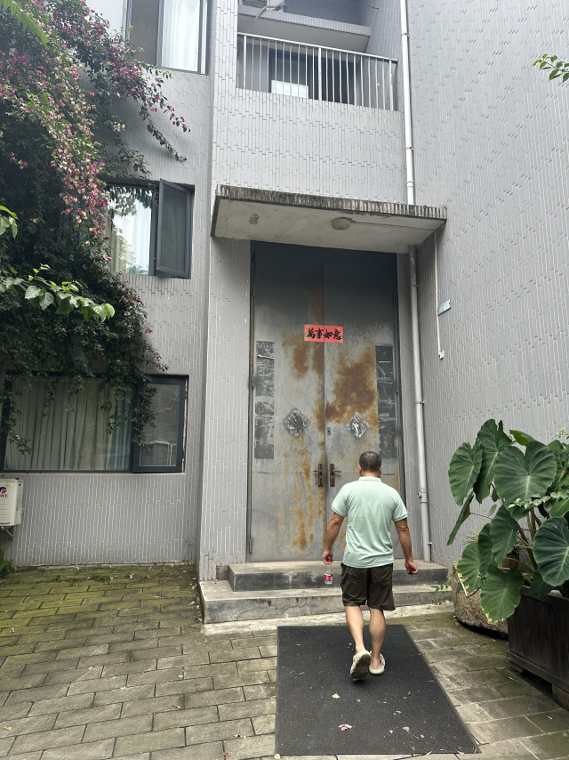 중국 청두 란딩예술구 안에 자리한 류화 작가 스튜디오 입구 모습 . 대작의 미술 작품을 운반하기 쉽게 출입문이 큰 게 인상적이다. 청두(중국)=김은영 기자 key66@