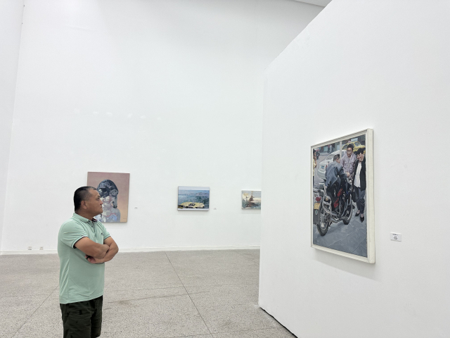 중국 청두 란딩예술구 안에 자리한 란딩미술관에서 소장품 상설전을 보고 있는 류화 작가. 청두(중국)=김은영 기자 key66@