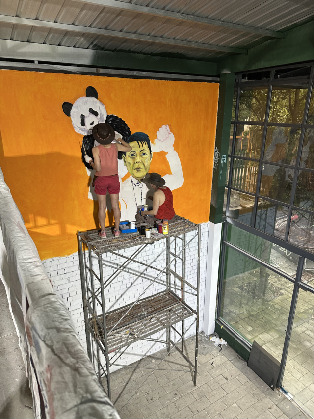 중국 청두 농위안국제예술구 A존 국제예술촌에서 뉴질랜드 레지던시 작가가 벽화 작업을 하고 있다. 청두(중국)=김은영 기자 key66@