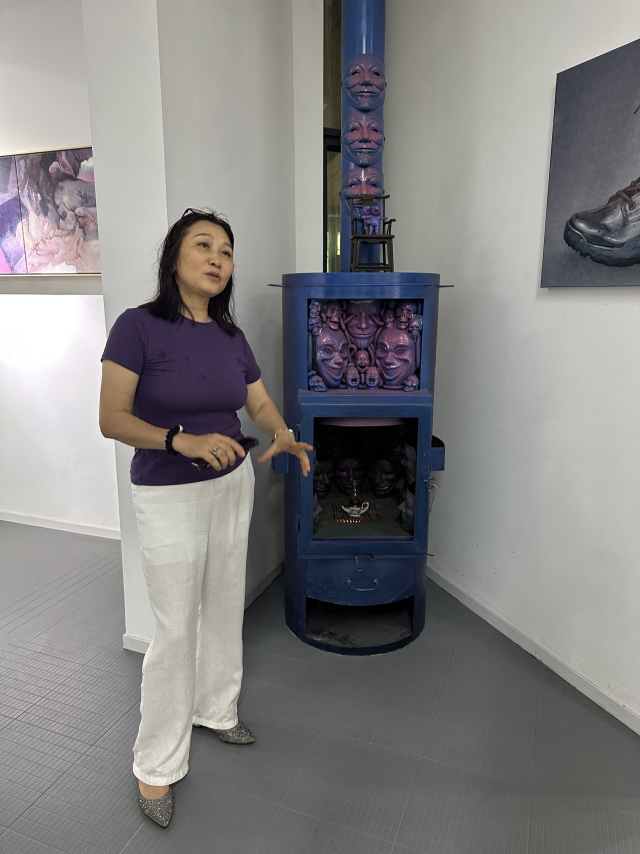 중국 청두 농위안국제예술구 A존 국제예술촌에서 만난 한 중국 입주작가가 자신의 스튜디오에서 작품을 설명하는 모습. 청두(중국)=김은영 기자 key66@