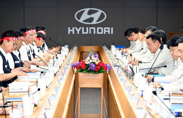 현대자동차 노사가 지난 6월 18일 울산공장 본관 동행룸에서 올해 임금과 단체협약 교섭 상견례를 하고 있다. 현대자동차 제공