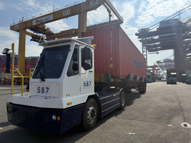 부산항 신항 4부두에서 실증 테스트 중인 충전식 전기 야드트랙터. 해수부 제공