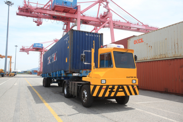부산항 신항 4부두에서 실증 테스트 중인 배터리 교체형 전기 야드트랙터. 해수부 제공