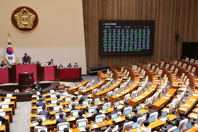 25일 국회 본회의에서 ‘더 센’ 상법 개정안이 여당 주도로 통과되고 있다. 개정안은 자산 2조 원 이상 상장사에 대해 집중투표제 도입을 의무화하고, 감사위원 분리 선출을 기존 1명에서 2명 이상으로 확대하는 내용을 골자로 한다. 연합뉴스