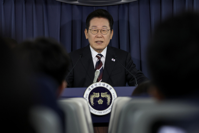 이재명 대통령이 24일(현지시간) 일본 도쿄 하네다공항 이륙 뒤 한미 정상회담을 위해 미국 워싱턴DC로 향하는 공군 1호기 기내에서 기자간담회를 하고 있다. 연합뉴스