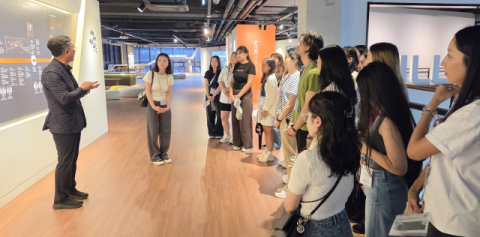 신라대 역사관 견학 중인 알마티 한국교육원 수강생들 모습.