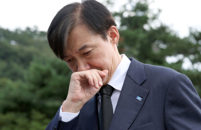 조국혁신당 조국 혁신정책연구원장이 25일 오전 경남 김해시 진영읍 봉하마을 노무현 전 대통령 묘역을 참배하고 있다. 조 원장은 전날에는 지난해 창당을 선언했던 부산민주공원을 찾아 참배한 뒤, 양산으로 이동해 문재인 전 대통령을 예방했다. 연합뉴스