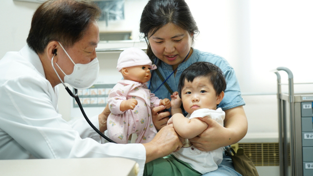 시민건강박람회-가족행복 건강아이 프로젝트가 9월 5~7일 해운대 벡스코에서 개최된다. 부산백병원 신손문 소아과 교수가 ‘헬시 베이비 페스티벌’에 참가한 아기를 인형으로 달래며 문진을 하고 있다. 신 교수는 “무조건 크다고 좋은 게 아니고 균형잡힌 성장이 중요하다”고 말했다. 부산일보 DB