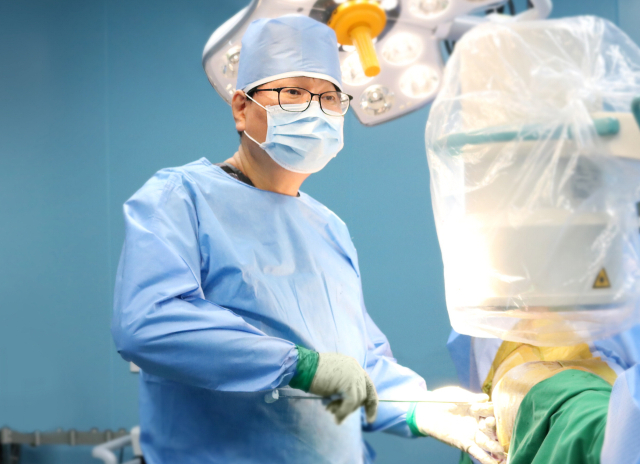 부산고려병원 정형외과 안재민 원장은 “고령으로 인한 수술 및 마취의 위험성이 두려워 수술을 피한다면 다시 회복될 수 있는 가능성이 없어지므로 적절한 수술과 빠른 재활치료가 중요하다”고 강조했다. 부산고려병원 제공