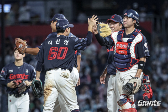 롯데 자이언츠 선수들이 지난 24일 경남 창원에서 열린 NC 다이노스와의 경기에서 17-5로 대승을 거두고 12연패에서 벗어나며 승리의 하이파이브를 하고 있다. 롯데 자이언츠 제공