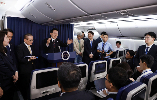 이재명 대통령이 24일(현지 시간) 일본 도쿄 하네다공항 이륙 뒤 취임 후 처음으로 진행되는 한미 정상회담을 위해 미국 워싱턴DC로 향하는 공군 1호기 기내에서 기자간담회를 하고 있다. 연합뉴스