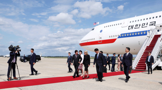 이재명 대통령과 김혜경 여사가 24일(현지 시간) 공군1호기로 미국 워싱턴DC 인근 앤드루스 합동기지에 도착해 기지를 빠져나가고 있다. 연합뉴스