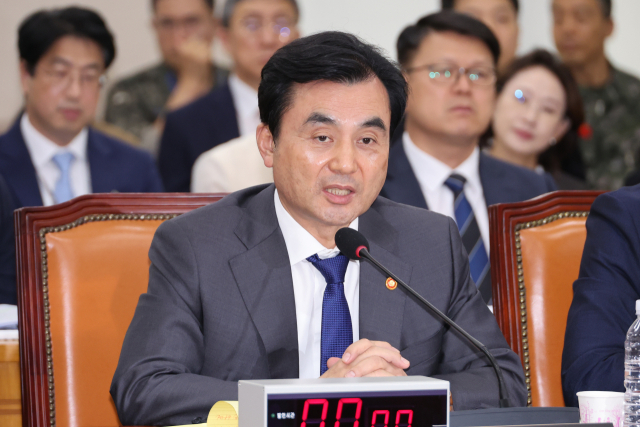 안규백 국방부 장관이 25일 국회 국방위원회 전체회의에서 대북 화해 정책 등 현안과 관련한 위원 질의에 답하고 있다. 연합뉴스