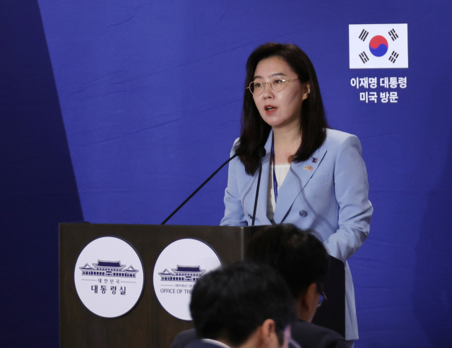 강유정 대통령실 대변인이 25일(현지시간) 미국 워싱턴DC 한 호텔의 한국프레스센터에서 한미 정상회담 등 이재명 대통령 일정에 관해 브리핑하고 있다. 연합뉴스