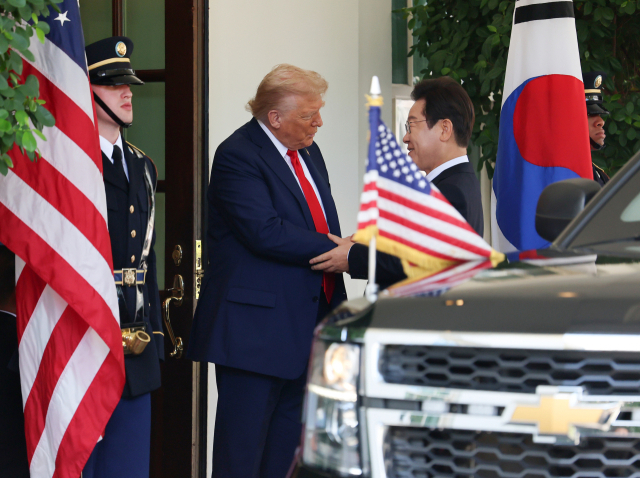 이재명 대통령이 25일(현지 시간) 미국 워싱턴 DC 백악관에서 영접나온 도널드 트럼프 미국 대통령과 악수하고 있다. 연합뉴스