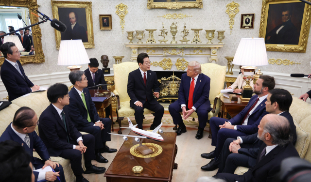 이재명 대통령이 25일(현지 시간) 미국 워싱턴 DC 백악관 오벌오피스에서 열린 도널드 트럼프 미국 대통령과의 한미 정상회담에서 발언하고 있다. 연합뉴스