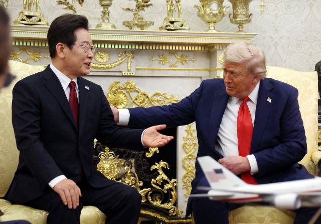 이재명 대통령이 지난달 25일(현지시간) 미국 워싱턴 DC 백악관 오벌오피스에서 도널드 트럼프 미국 대통령과 한미 정상회담을 하고 있다. 연합뉴스