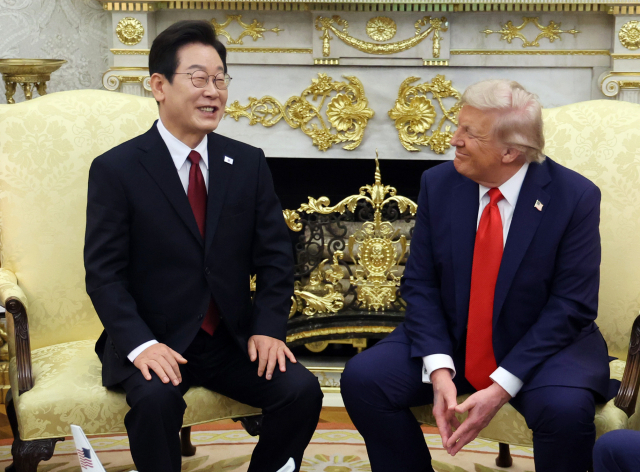 이재명 대통령과 도널드 트럼프 미국 대통령이 25일(현지 시간) 미국 워싱턴DC 백악관에서 정상회담을 하고 있다. 연합뉴스