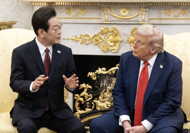 이재명 대통령과 도널드 트럼프 미국 대통령이 25일(현지 시간) 미국 워싱턴DC 백악관에서 정상회담을 하고 있다. 연합뉴스