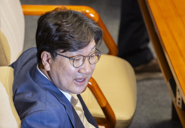 국민의힘 권성동 의원이 21일 서울 여의도 국회 본회의에 출석해 박덕흠 의원과 대화하고 있다. 연합뉴스