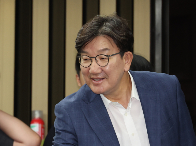 국민의힘 권성동 의원이 21일 서울 여의도 국회에서 열린 의원총회에 참석하고 있다. 연합뉴스