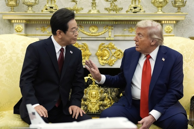 트럼프 미국 대통령이 현지시간 8월 25일 워싱턴 백악관 집무실에서 이재명 대통령과 대화를 나누고 있다. 연합뉴스