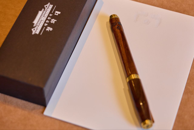 대통령실이 25일(현지시간) 공개한 한미 정상회담을 위해 이재명 대통령이 준비한 선물. 명장이 제작한 금속 거북선, 국산 골드파이브 수제 맞춤형 퍼터, 카우보이 마가 모자, 펜 등이다. 펜은 선물이 아닌 이 대통령의 서명용이었지만 트럼프 대통령의 요청으로 즉석에서 선물했다. 연합뉴스