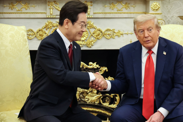 이재명 대통령이 25일(현지 시간) 미국 워싱턴 DC 백악관 오벌오피스에서 도널드 트럼프 미국 대통령과 한미 정상회담을 하며 악수하고 있다. 연합뉴스